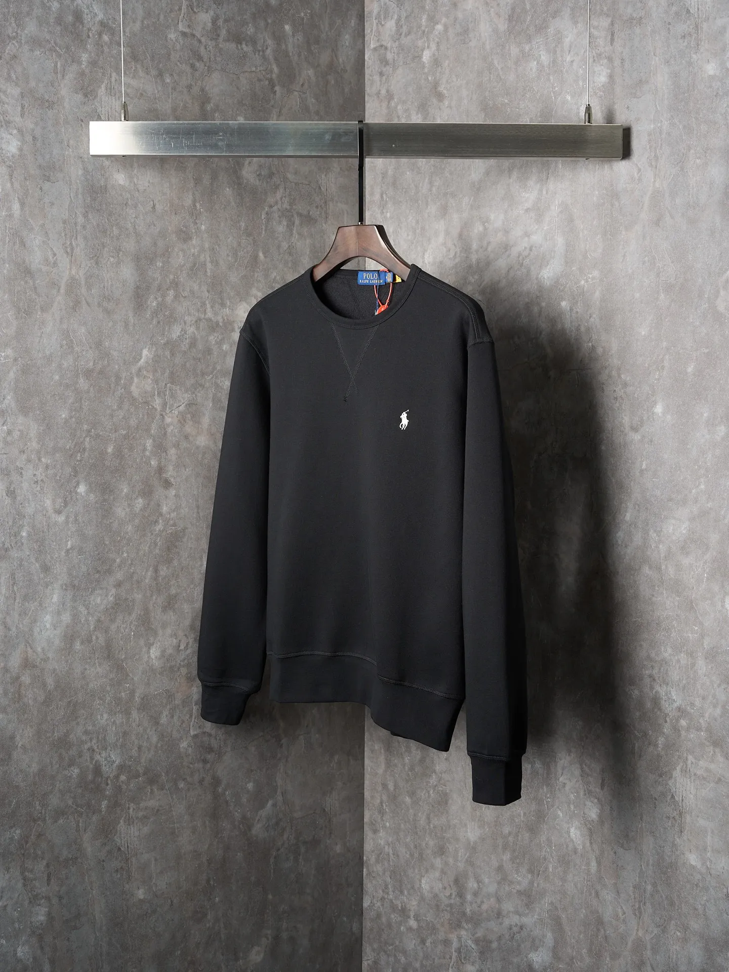 P290 Actual auction】Ralph Lauren/Ralph Lauren solid color pony logo embroidered round neck sweatshirt (black) [Ready stock] S M L XL custom cloud-like honey cotton fleece sweatshirt material with delicate feel and comfortable skin fit. A touch of midnight navy blue as the main color, exquisite red pony logo embellishment, full of recognition, with an atmosphere of freedom and vitality, a symphony of pure and smart colors, and outlining a high-end silhouette with extreme simplicity. Become the smart focus of vision and show your taste in silence. Use imported machine embroidery technology. Use advanced computer control system and precision mechanical components to realize the iconic pony embroidery operation. High precision. The lines are smooth and delicate. Adopt Hasuo technology. Use specific machines to sew. Hasuo has high fastness. It adds visual effects. It is time-consuming and labor-intensive. The fabrics have been washed and have a better hand feel. Not easy to deform. Not easy to shrink. Not easy to fade. Maintain long-term beauty and fit.